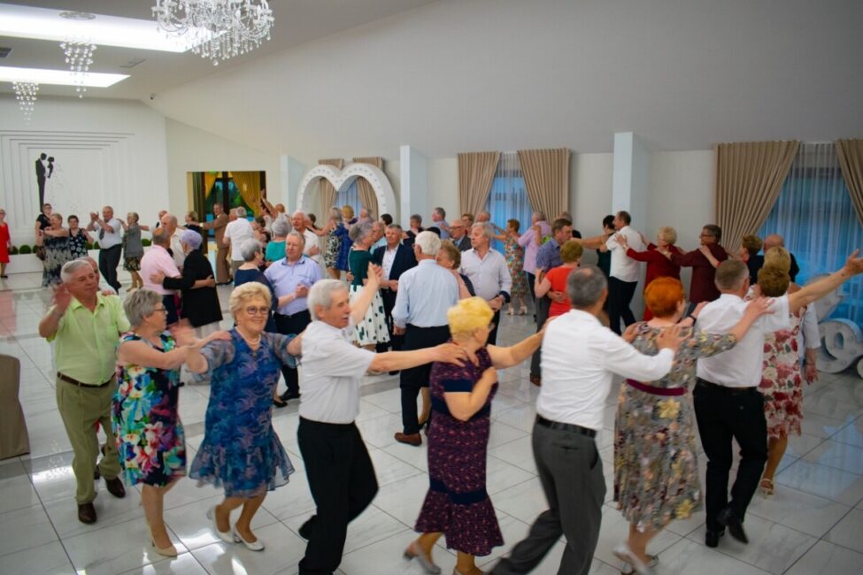 na zdjęciu seniorzy podczas zabawy tanecznej