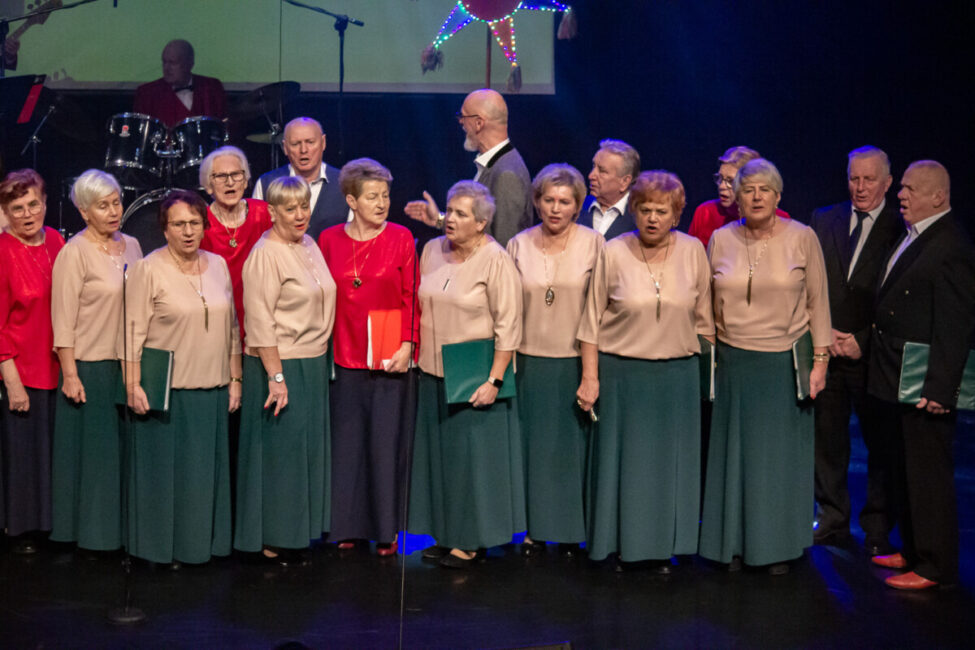 na zdjęciu seniorzy