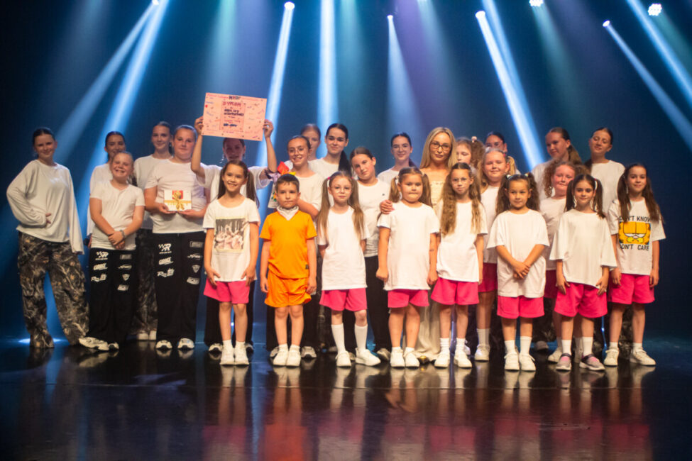 na zdjęciu hip hop dance family