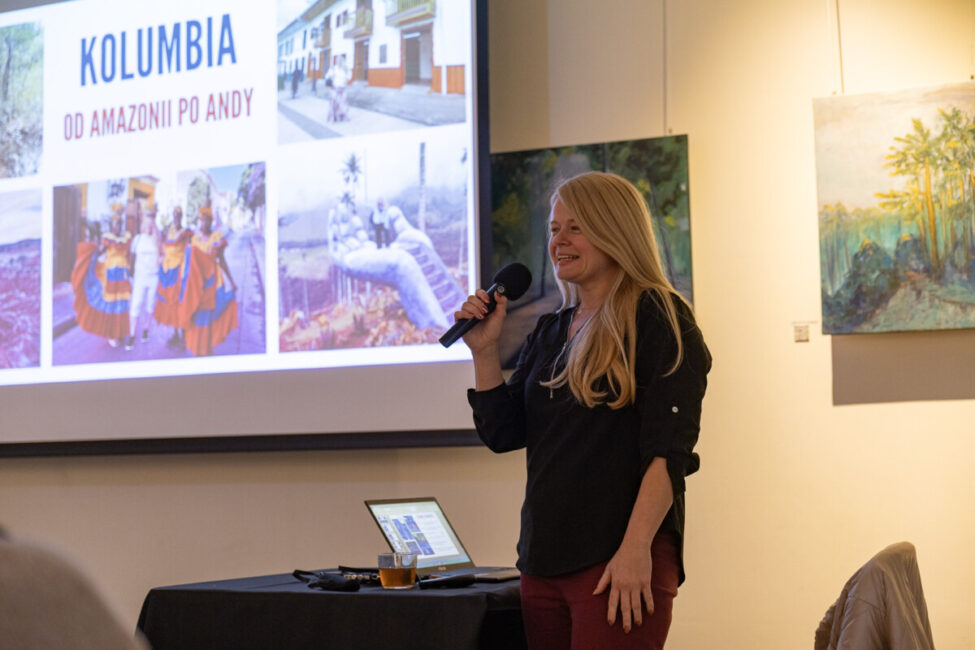 na zdjęciu prelegentka klubu podróżnika