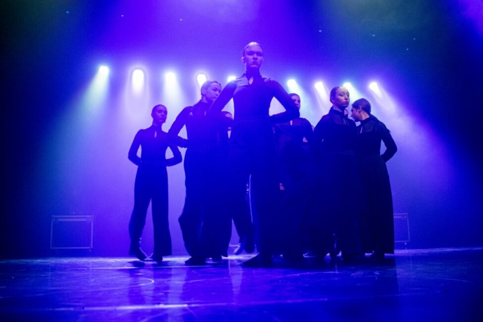 na zdjęciu grupa taneczna black code dance studio