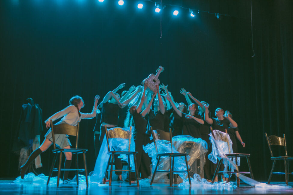 na zdjęciu grupa teatralna podczas trzeciej edycji Festiwalu Teatrów Amatorskich “Szpulka”