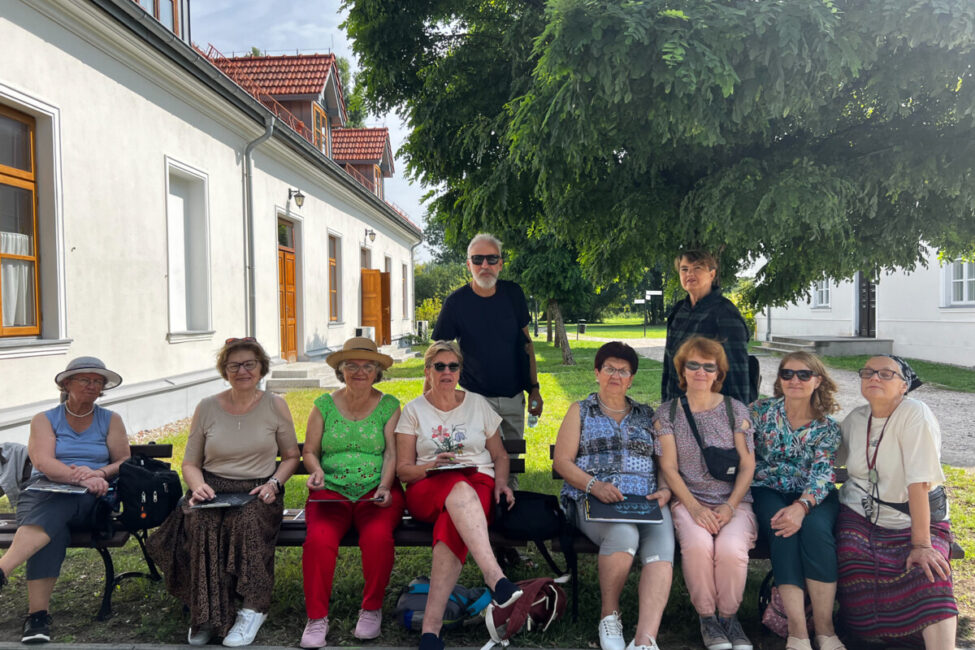 na zdjęciu grupa plastyczna tak