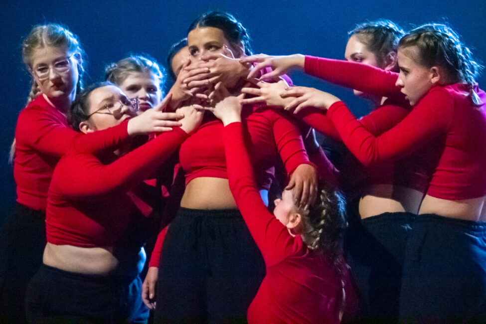 na zdjęciu grupa teatralna preteksty