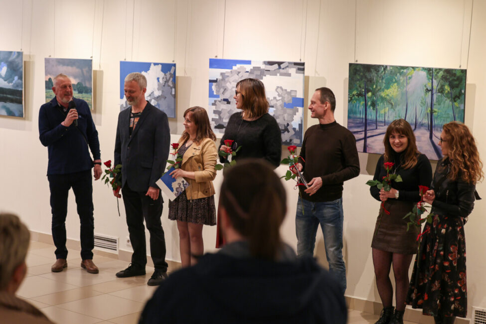 na zdjęciu grupa plastyczna w drodze