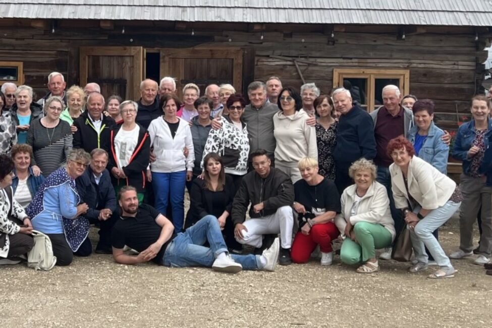 na zdjęciu grupa seniorow